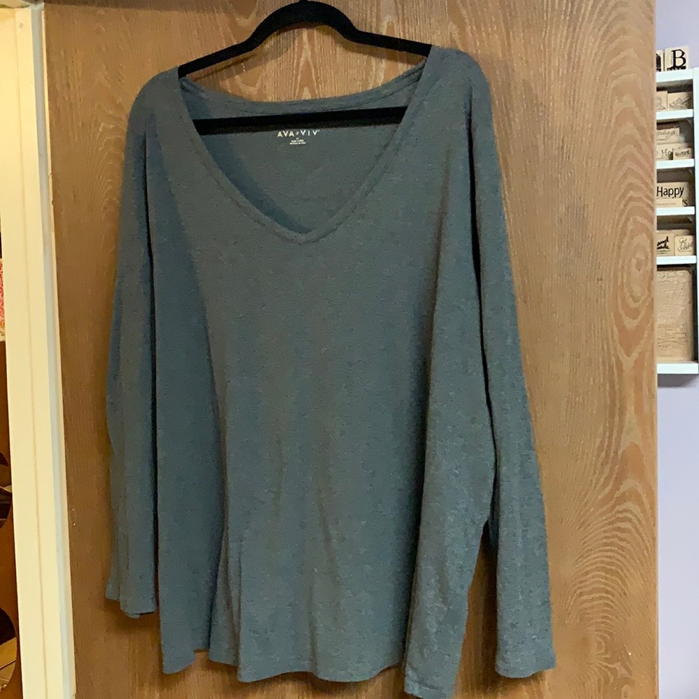 Basic dark grey v-neck T-shirt